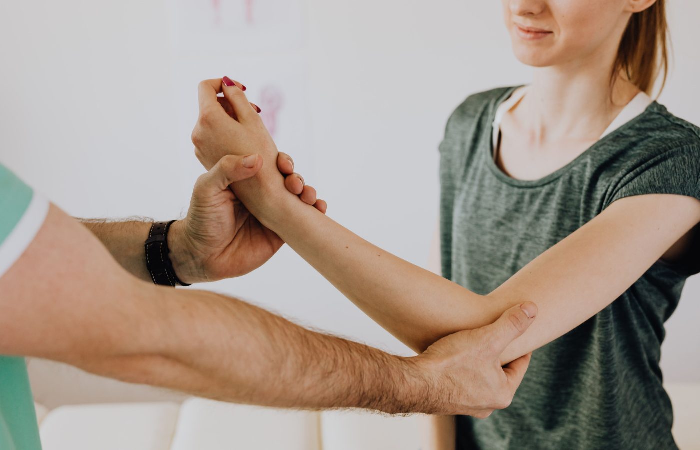 Ergotherapeutin begleitet Patientin bei einer Bewegungsübung der Hand